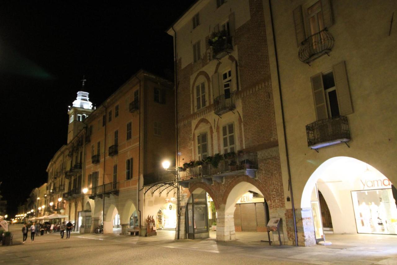 Appartamento Con Terrazza Nel Centro Storico. Cuneo Eksteriør billede